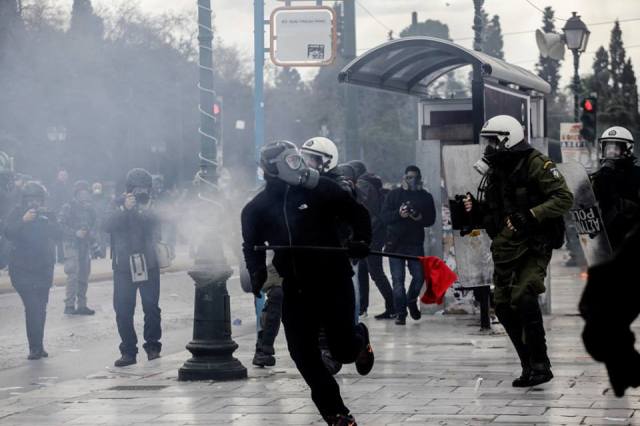 Protesters clash with riot police during the 24-hour general strike. Athens, February 4, 2016. Foto: Kostis Ntantamis