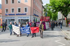Demozug »Euer Verdrängen kotzt uns an! NS-Verbrechen benennen | Opfer entschädigen | Rechte Traditionspflege angreifen«